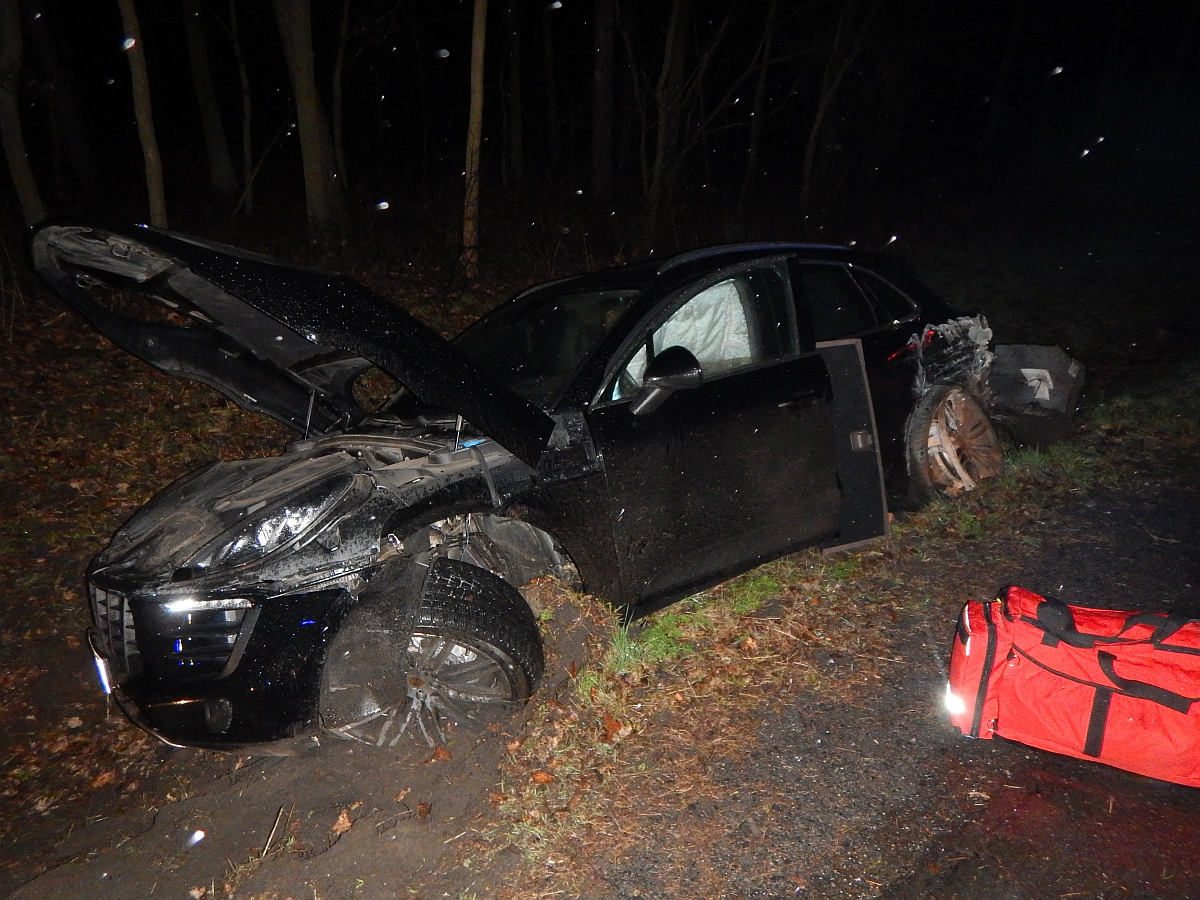 Najechała Porsche na powalone drzewa. Jazdę zakończyła w rowie