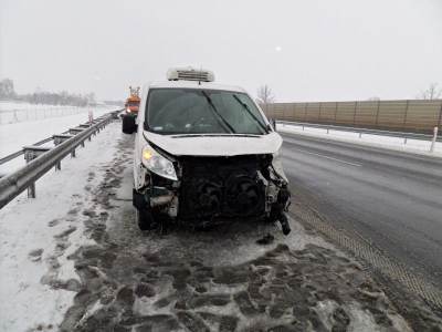 DOBRÓW: Wpadł poślizg na A2 i uderzył w barierki