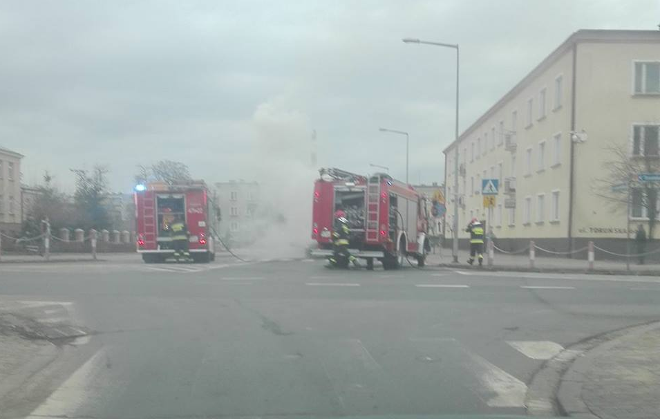 Pożar samochodu na skrzyżowaniu z ulicą Toruńską