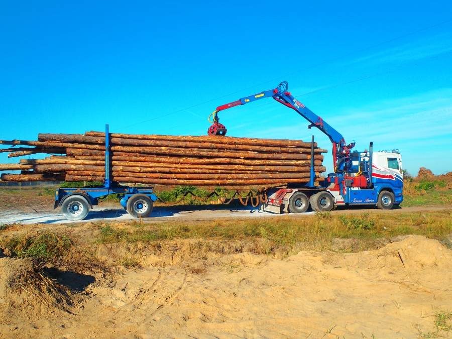 Pożar ciężarówki. Zahaczyli o linię energetyczną