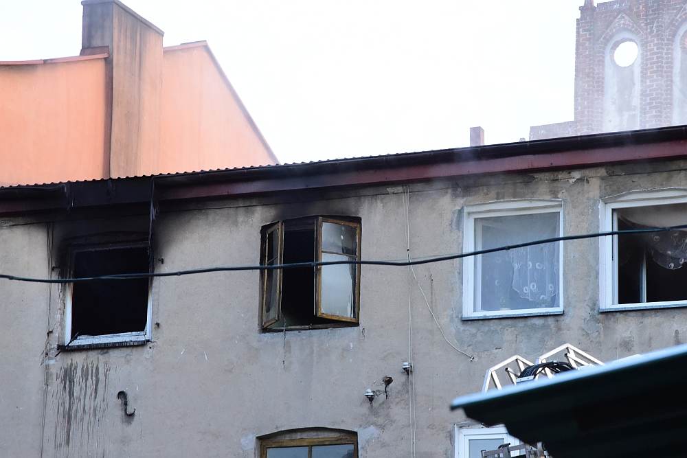 Pożar na ul. Kajki. Śmierć poniósł dorosły mężczyzna [VIDEO]