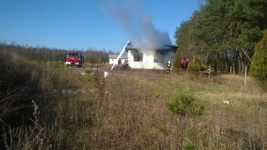 Pożar opuszczonego budynku na wysypisku śmieci