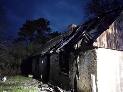 Pożar budynku mieszkalnego. Jedna osoba poparzona