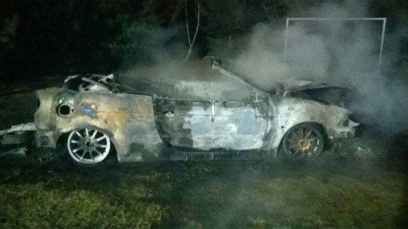 DĄBIE: Samochód doszczętnie spalony