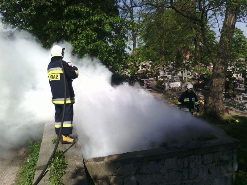 GRZEGORZEW: Pożar konterena na cmentarzu
