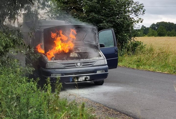 Pożar samochodu osobowego. Kłęby dymu widziane z wielu kilometrów