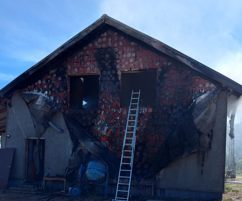 Pożar zniszczył rodzinny dom. Przyjaciele proszą o pomoc w odbudowie