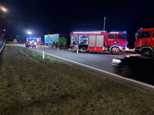 Autostrada A2: Naczepa z rozdrobnionymi meblami stanęła w płomieniach