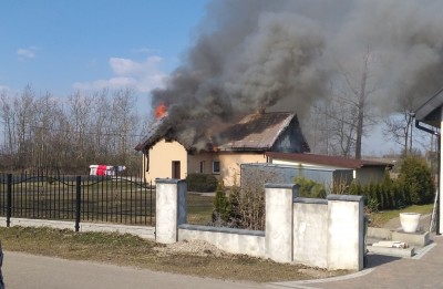 Pożar domu jednorodzinnego. Ogień strawił znaczną cześć domu