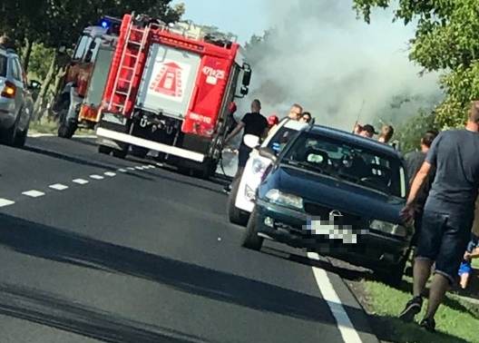 Czołówka na prostej drodze. Samochód spłonął doszczętnie