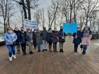 Rodzice protestowali przed budynkiem gminy. Co dalej z przedszkolem?