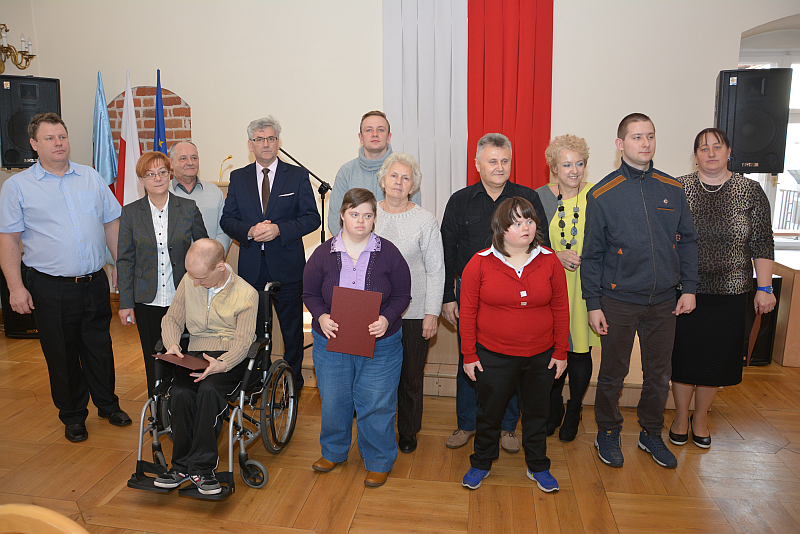 Burmistrz wręczył trójkołowe rowery rehabilitacyjne