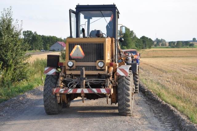 Zginął pod kołami równiarki