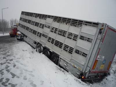 Śnieg na drodze. Ześlizgnął się naczepą do rowu