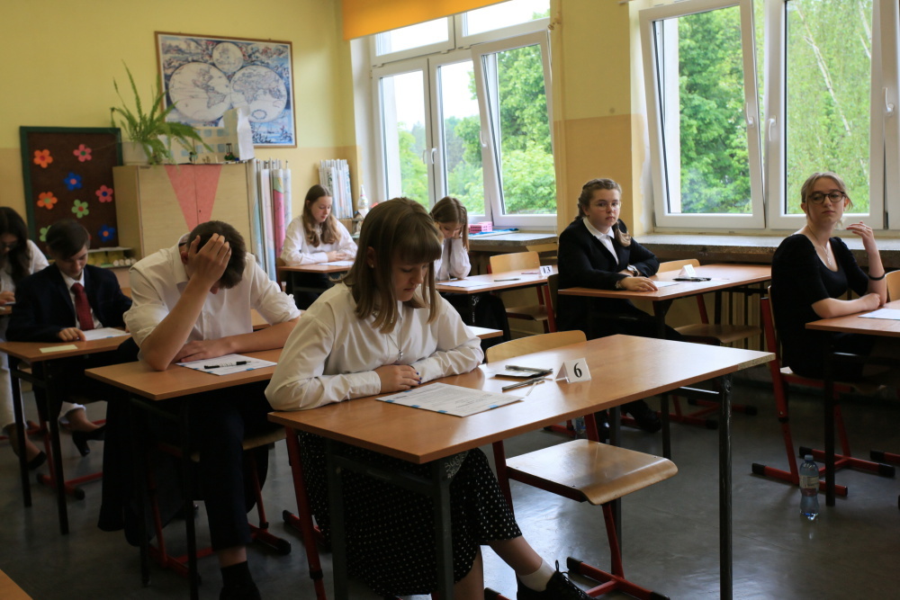 CKE: ósmoklasiści zdobyli średnio 60 proc. punktów z polskiego i 57 proc. z matematyki