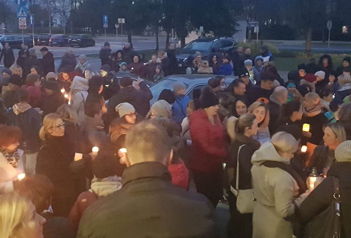 Zapalili światełko, aby wspierać nauczycieli w strajku