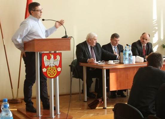 Rada Powiatu przeciw rozwiązaniu umowy z Radnym S. Szczesiakiem 