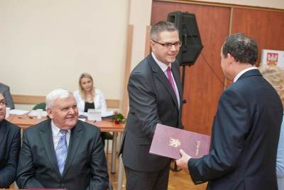 Rada Powiatu przeciw rozwiązaniu umowy z Radnym S. Szczesiakiem 