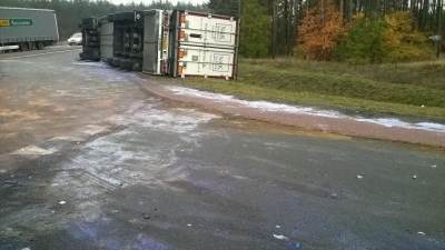 KOŚCIELEC: TIR przewrócony na bok - utrudnienia na trasie
