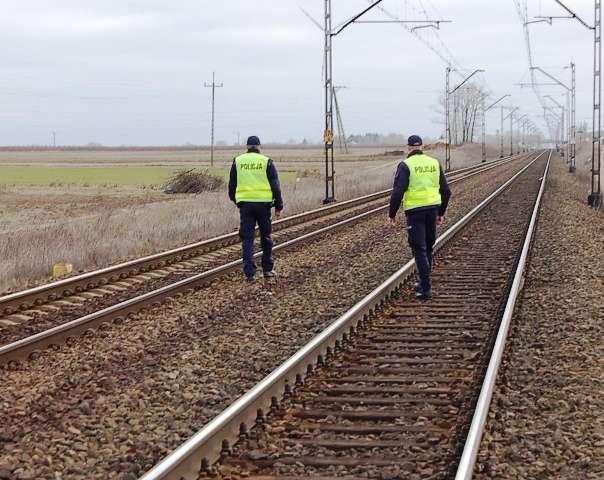 Policjanci uratowali 17-latkę przed samobójstwem na torach