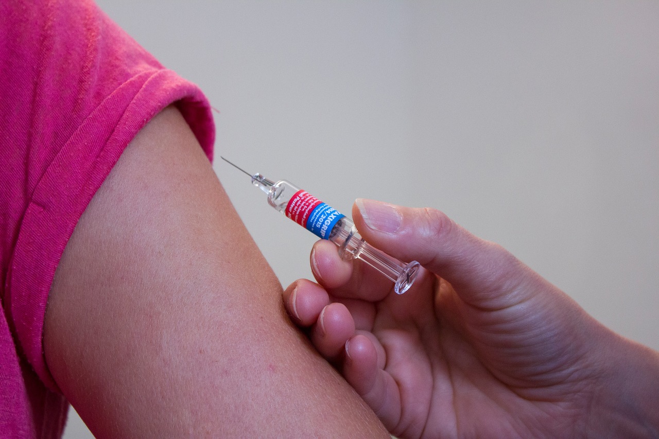 Do 1 marca obowiązkowe szczepienia medyków i farmaceutów. Brak może skutkować zwolnieniem