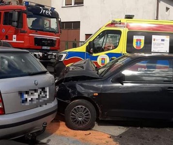 Zderzenie trzech pojazdów. Jedna osoba przewieziona do szpitala