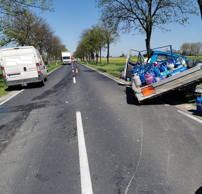 Najechał na tył samochodu wiozącego butle z gazem