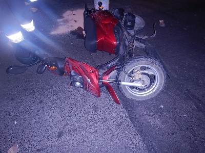 Zderzenie osobówki ze skuterem. Motorowerzysta z obrażeniami