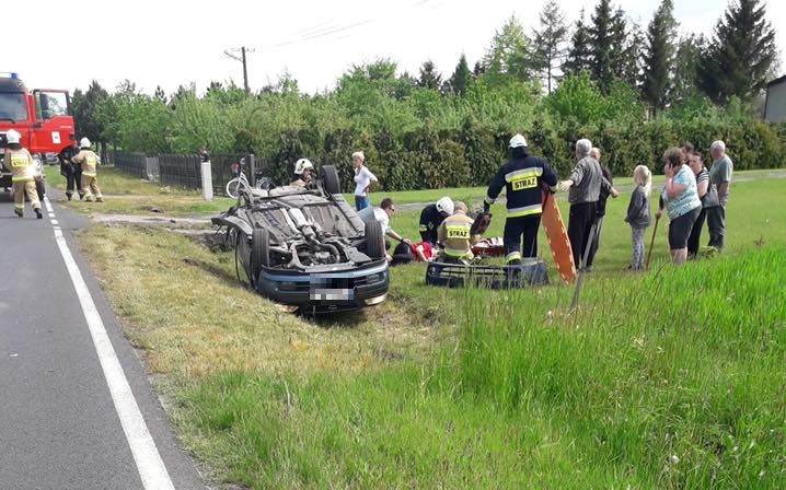 Wyprzedzając uderzyła w skręcający samochód