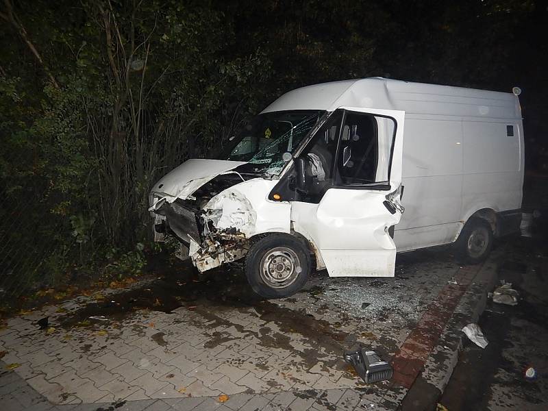 Zderzenie busa z ciężarówką. Strażacy rozcinali kabinę