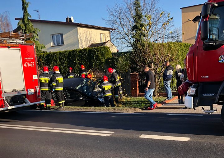 Uderzył w zaparkowany na poboczu pojazd