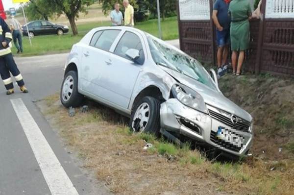 Wyprzedzając uderzył w skręcający pojazd. Dwie osoby ranne