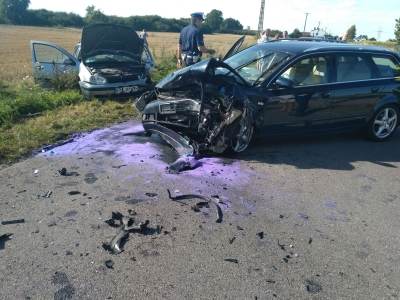 Czołowe zderzenie po omijaniu. Dwie osoby w szpitalu