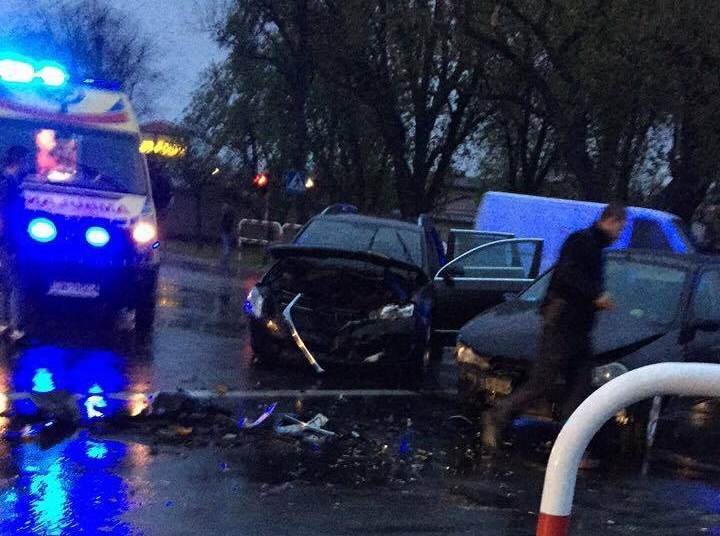 Wypadek na światłach w Kłodawie. Dwie osoby w szpitalu