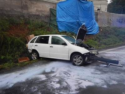 Straciła panowanie nad pojazdem i uderzyła w barierki