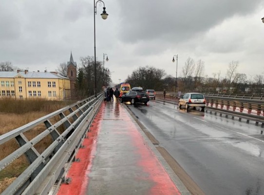 Wypadek na moście sparaliżował miasto. Kobieta w szpitalu