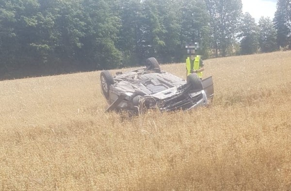 Wypadł z drogi. Odbijając się o drzewo - dachował na polu. Kierowcę BMW zabrało LPR