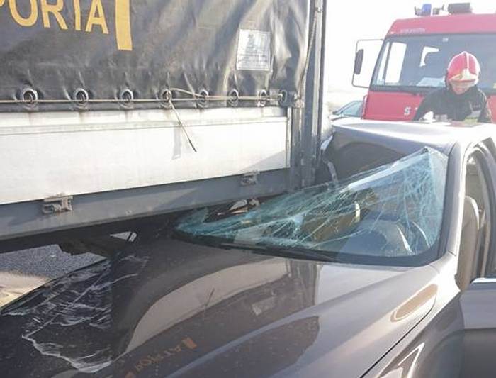 Wypadek na A2: BMW wbiło się w tył ciężarówki
