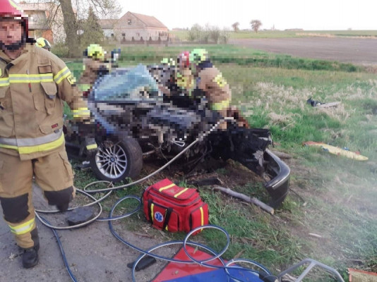 Ogromna tragedia na drodze! BMW rozbiło się na drzewie. 19-latek zmarł