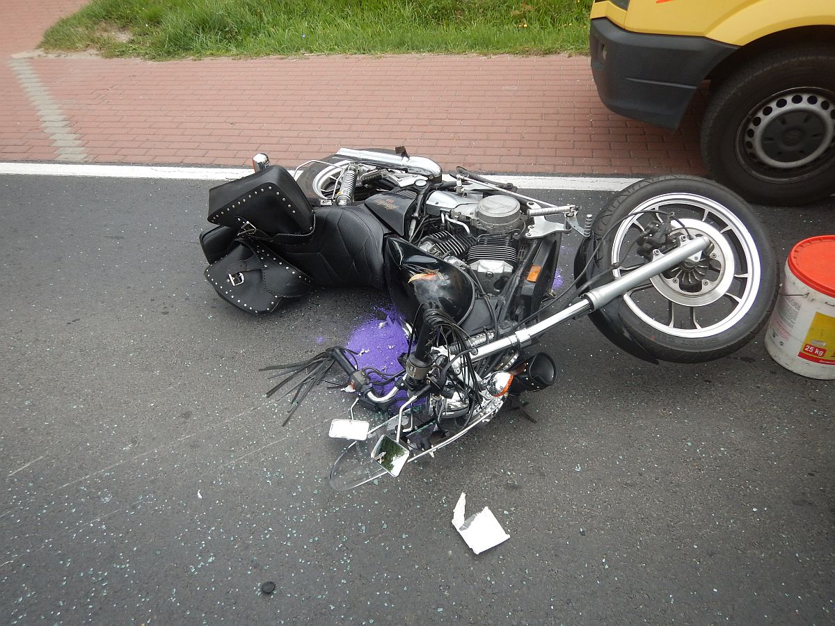 Zderzenie osobówki z motocyklem. Kierowca jednośladu przewieziony do szpitala