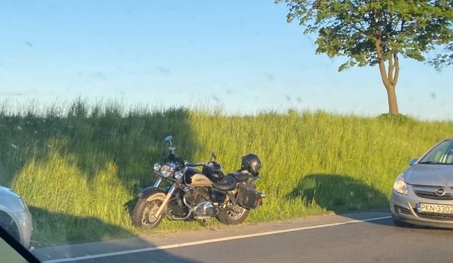 Jechał motocyklem z pasażerką i wjechał do rowu. Wynik badania alkomatem nie pozostawiał złudzeń