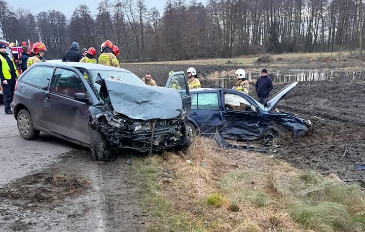 Zderzenie dwóch osobówek na prostym odcinku drogi