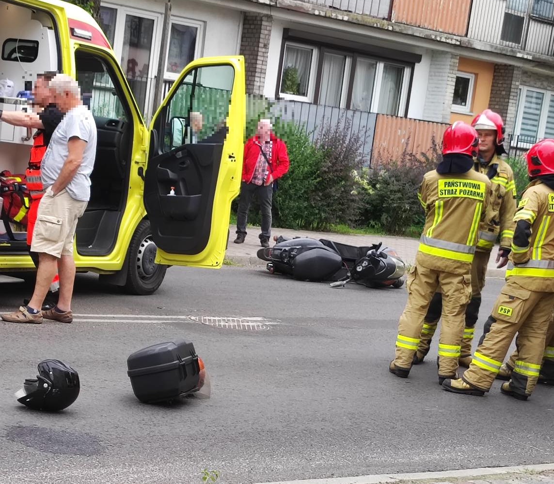 Zderzenie osobówki ze skuterem. Powód wypadku wyjaśnia policja