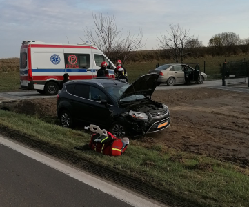 Brak ostrożności powodem kolizji drogowej. Dwa pojazdy poza drogą