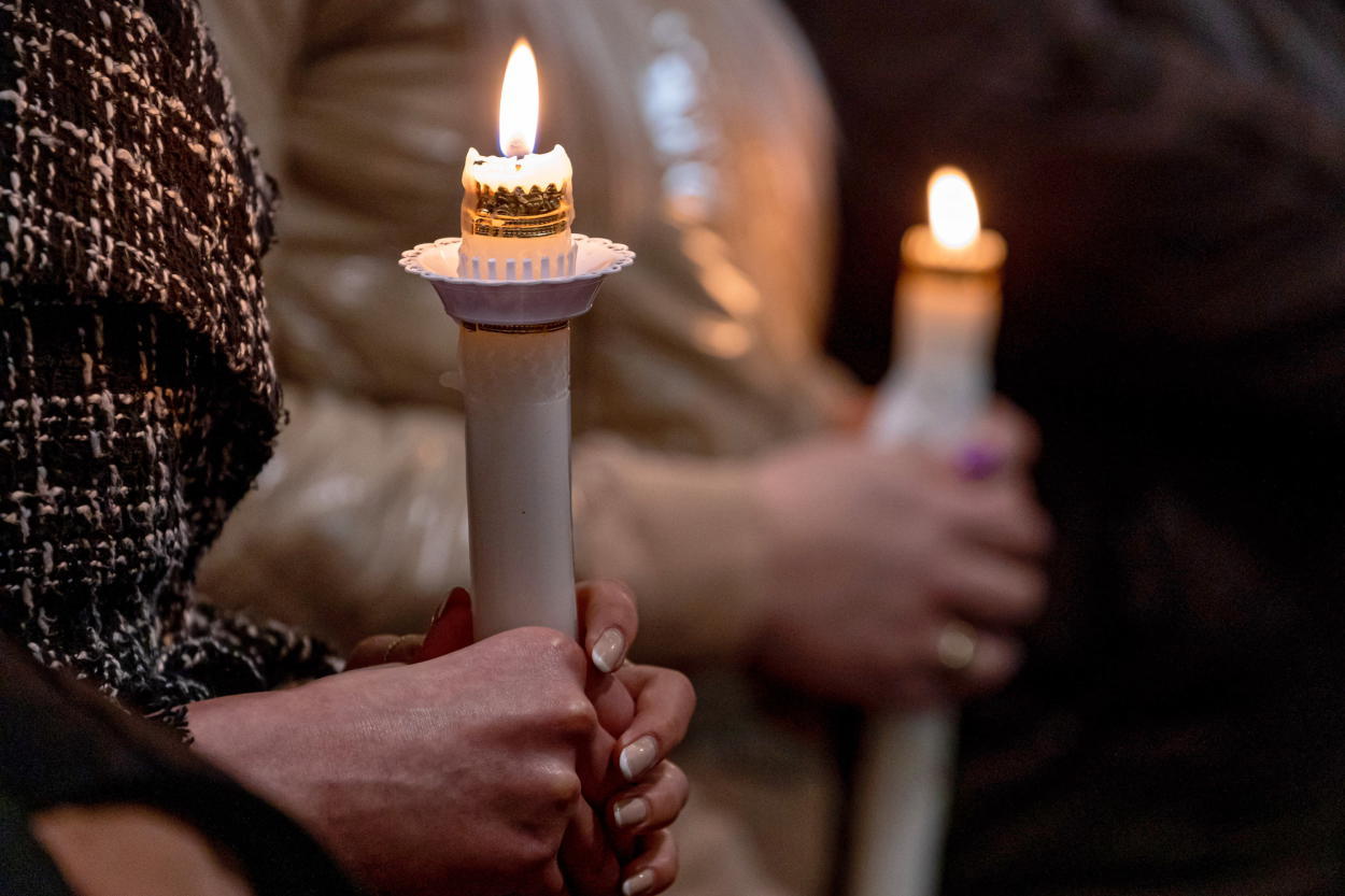 Wielka Sobota w Kościele katolickim to czas milczenia i zadumy, po zmroku odbywa się liturgia wigilii paschalnej