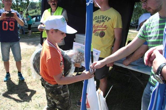 Młodzi wędkarze też potrafią łapać ryby