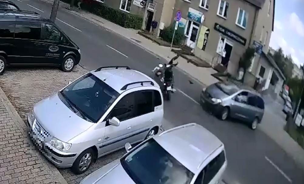 Wyjeżdżając zajechała drogę motorowerzyście [VIDEO]