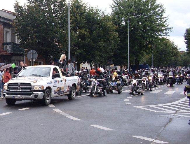 Parada motocykli ulicami Koła