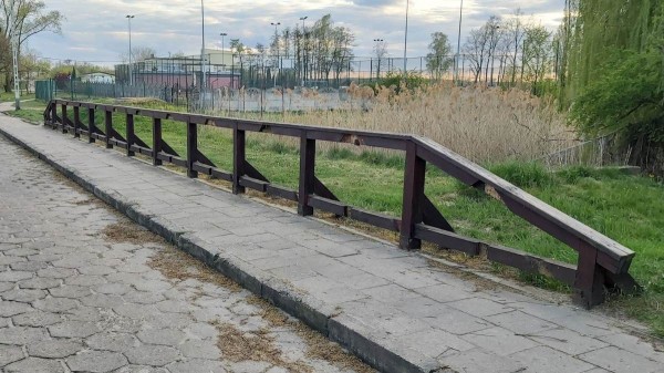 Wandale zniszczyli most i kosze w parku 600-lecia