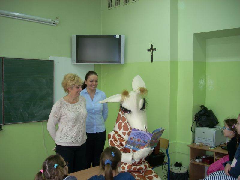 Żyrafa Lokatka odwiedziła dzieci w SP3